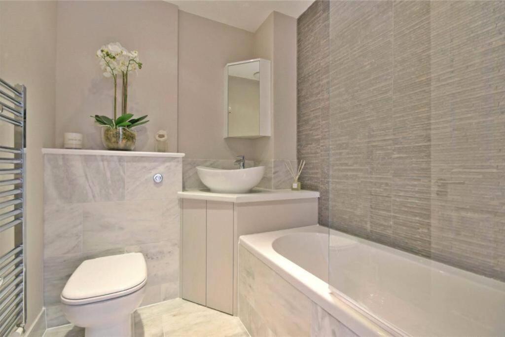 Luxury 3 Bed Apartment - Huge Outdoor Terrace & Amazing Transport Links Лондон Екстер'єр фото